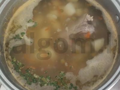 Žirnių sriuba su kiaulienos šonkauliais pagrindine nuotrauka