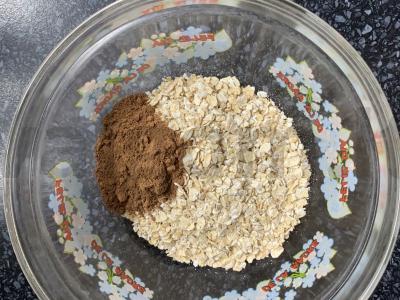 Patingėlių avižinė košė su kakava, bananais ir medumi Žingsnis 1