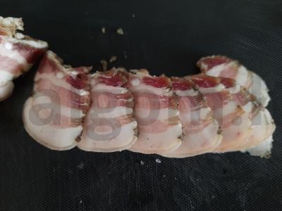 Sūdyta šoninė su česnaku ir prieskoniais pagrindine nuotrauka