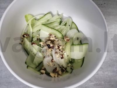 Agurkų salotas su graikiniais riešutais Žingsnis 4