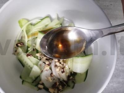 Agurkų salotas su graikiniais riešutais Žingsnis 5