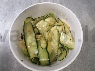 Agurkų salotas su graikiniais riešutais pagrindine nuotrauka