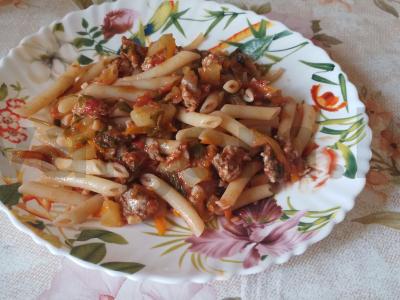 Makaronai su triušio faršu ir daržovėmis pagrindine nuotrauka