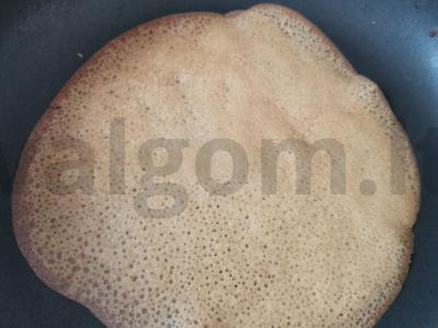 Skaniausi blynai su pienu ir verdančiu vandeniu pagrindine nuotrauka