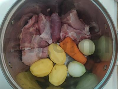 Sultinga mėsos solyanka su pomidorų sultimis Žingsnis 1