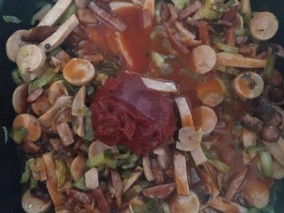 Sultinga mėsos solyanka su pomidorų sultimis Žingsnis 4