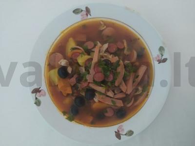 Sultinga mėsos solyanka su pomidorų sultimis pagrindine nuotrauka