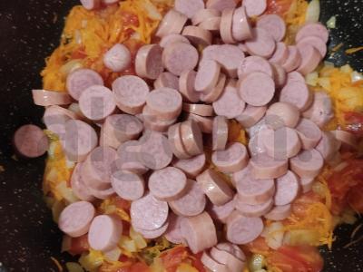 Makaronai su dešrelėmis ir daržovėmis Žingsnis 4