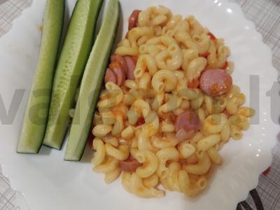 Makaronai su dešrelėmis ir daržovėmis pagrindine nuotrauka