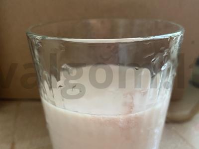 Pieno kokteilis „Juodųjų serbentų blyksnis“ Žingsnis 2