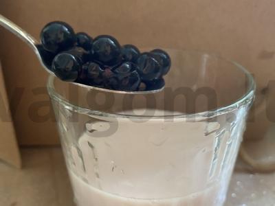 Pieno kokteilis „Juodųjų serbentų blyksnis“ Žingsnis 3