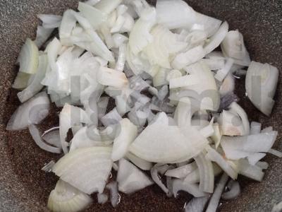 Keptas karšis su grietinės padažu ir svogūnais Žingsnis 1