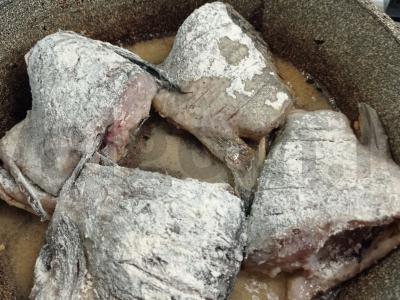 Keptas karšis su grietinės padažu ir svogūnais Žingsnis 2