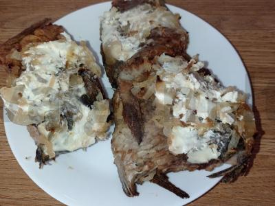 Keptas karšis su grietinės padažu ir svogūnais pagrindine nuotrauka