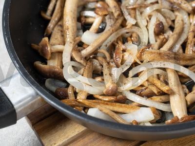 Piengrybiai su grietine Žingsnis 4