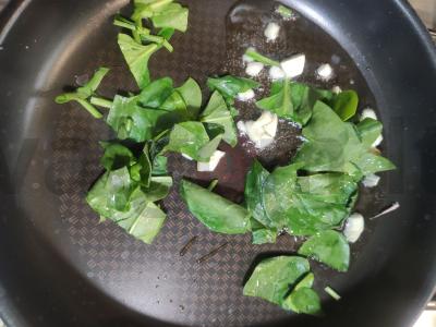 Grietinėlės makaronai su krevetėmis ir špinatais Žingsnis 3