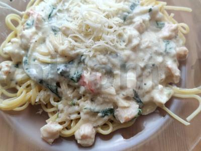 Grietinėlės makaronai su krevetėmis ir špinatais pagrindine nuotrauka