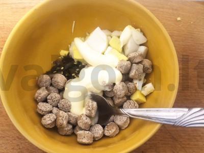 Kopūstų ir kiaušinių salotos su sėlenomis Žingsnis 3