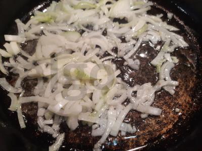 Skanus salotas „Baltoji beržė“ su pievagrybiais, džiovintais abrikosais ir vištiena Žingsnis 1