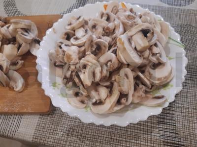 Skanus salotas „Baltoji beržė“ su pievagrybiais, džiovintais abrikosais ir vištiena Žingsnis 3