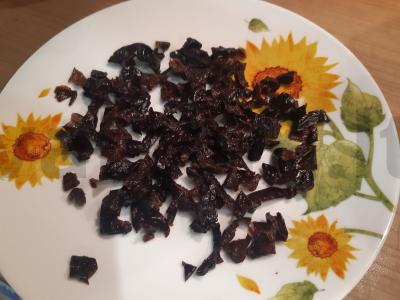 Skanus salotas „Baltoji beržė“ su pievagrybiais, džiovintais abrikosais ir vištiena Žingsnis 4