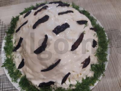 Skanus salotas „Baltoji beržė“ su pievagrybiais, džiovintais abrikosais ir vištiena pagrindine nuotrauka