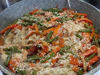 Udon su vištiena ir daržovėmis pagrindine nuotrauka