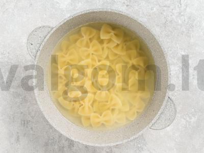 Graikiškas salotas su farfalle makaronais Žingsnis 1