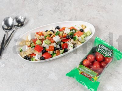 Graikiškas salotas su farfalle makaronais pagrindine nuotrauka