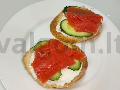 Brusketa su lašiša ir agurku pagrindine nuotrauka