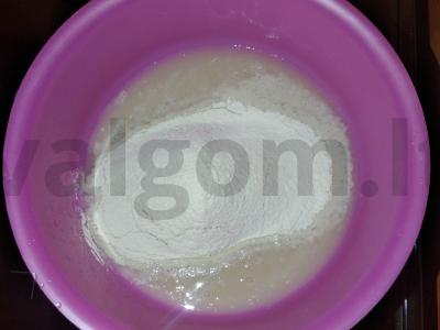 Namų pica su dešra ir džiovintomis žolelėmis Žingsnis 1