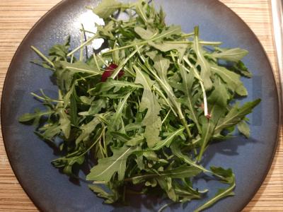 Salotas su rukola, krevetėmis ir varškės sūriu Žingsnis 1