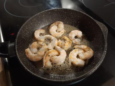 Salotas su rukola, krevetėmis ir varškės sūriu Žingsnis 2