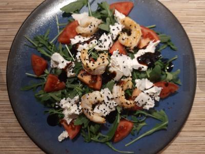 Salotas su rukola, krevetėmis ir varškės sūriu pagrindine nuotrauka