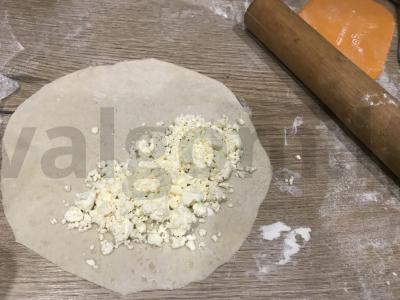 Traškūs čeburekai su sūriu ir varške Žingsnis 11