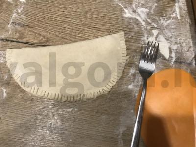 Traškūs čeburekai su sūriu ir varške Žingsnis 12