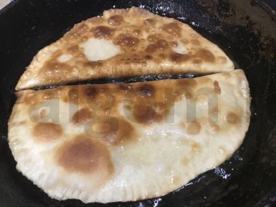 Traškūs čeburekai su sūriu ir varške Žingsnis 13