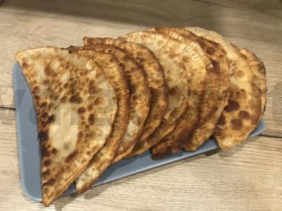 Traškūs čeburekai su sūriu ir varške pagrindine nuotrauka