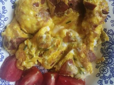 Omletas su dešra, sūriu ir žolelėmis pagrindine nuotrauka