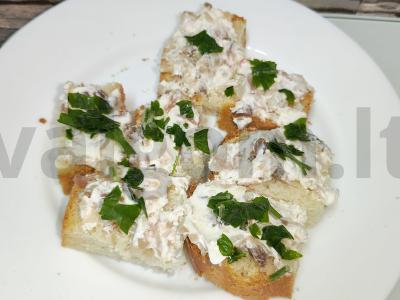 Mini brusketės su rūkytąja skumbrija pagrindine nuotrauka