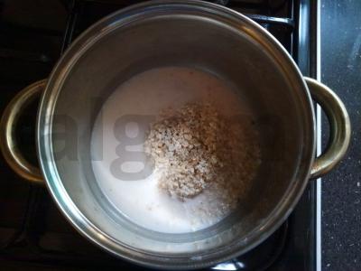 Avižinė košė su migdolų pienu, uogomis ir bananais Žingsnis 1