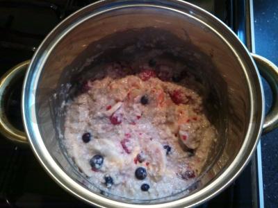 Avižinė košė su migdolų pienu, uogomis ir bananais Žingsnis 2