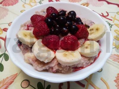 Avižinė košė su migdolų pienu, uogomis ir bananais pagrindine nuotrauka