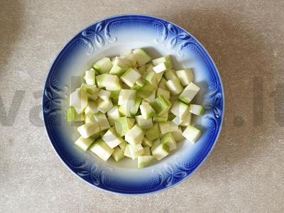 Vištienos sriuba su cukinija ir makaronais Žingsnis 4