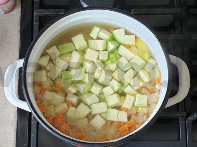 Vištienos sriuba su cukinija ir makaronais Žingsnis 6