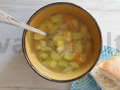 Vištienos sriuba su cukinija ir makaronais pagrindine nuotrauka