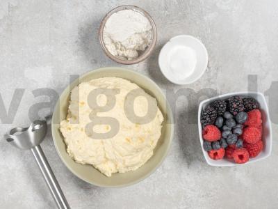 Varškės apkepas su uogomis Žingsnis 1