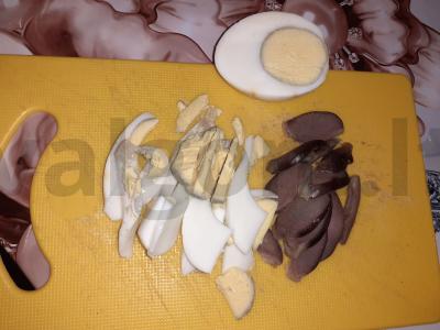 Salotas su kiaušiniu, ančių skrandžiais ir žolelėmis Žingsnis 3