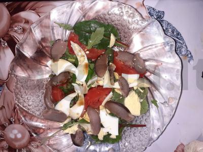 Salotas su kiaušiniu, ančių skrandžiais ir žolelėmis pagrindine nuotrauka