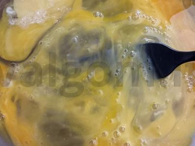 Česnakiniai skrudinti duoneliai su kiaušiniu keptuvėje Žingsnis 1